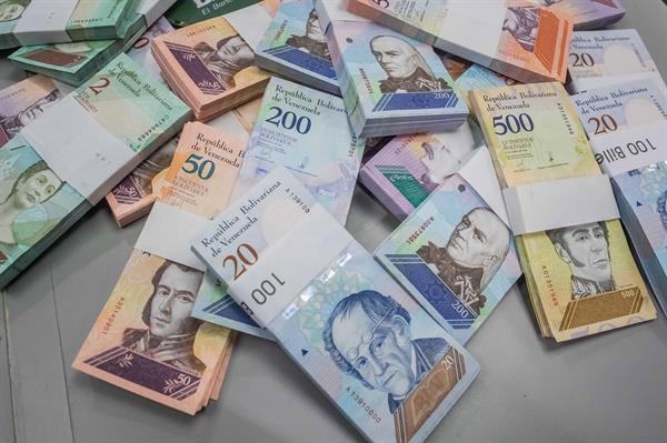 La moneda de Venezuela cae un 5 % frente al dólar en primera semana de 2023