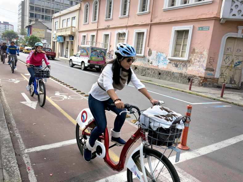 TRANSPORTE. Los proyectos de movilidad se cumplen a medias en Quito, donde un ciudadano pasa hasta 77 minutos parado en tráfico, cada día.