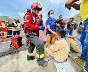 Volcamiento de bus escolar deja 36 niños heridos, en Quito