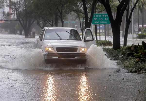 EE.UU. está en alerta por una tormenta que ha inundado California y avanza al este