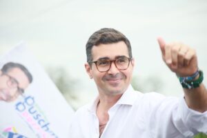 Andrés Guschmer mantiene su primer puesto en la intención del voto rumbo a la Prefectura de Guayas