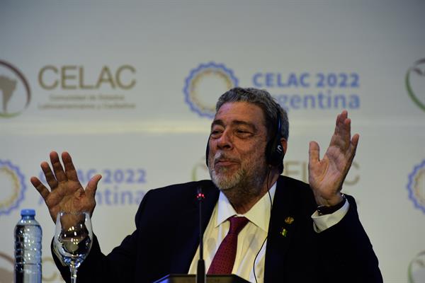 DIPLOMACIA. El presidente de Brasil, Luiz Inácio Lula Da Silva, es recibido por el presidente de Uruguay, Luis Lacalle Pou (i).