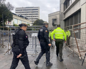 Germán Cáceres llegó de madrugada a la Fiscalía en Quito como parte de su resguardo