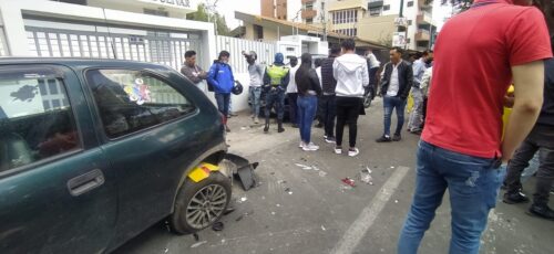 Cuatro carros se impactan en la  avenida Miraflores de Ambato