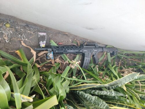 Fusil es abandonado en la jardinera de una casa en Ambato