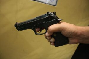 Delincuentes a mano armada roban 17.500 dólares de un local en Ambato