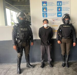 Hombre es capturado con un bloque de droga en el centro de Ambato