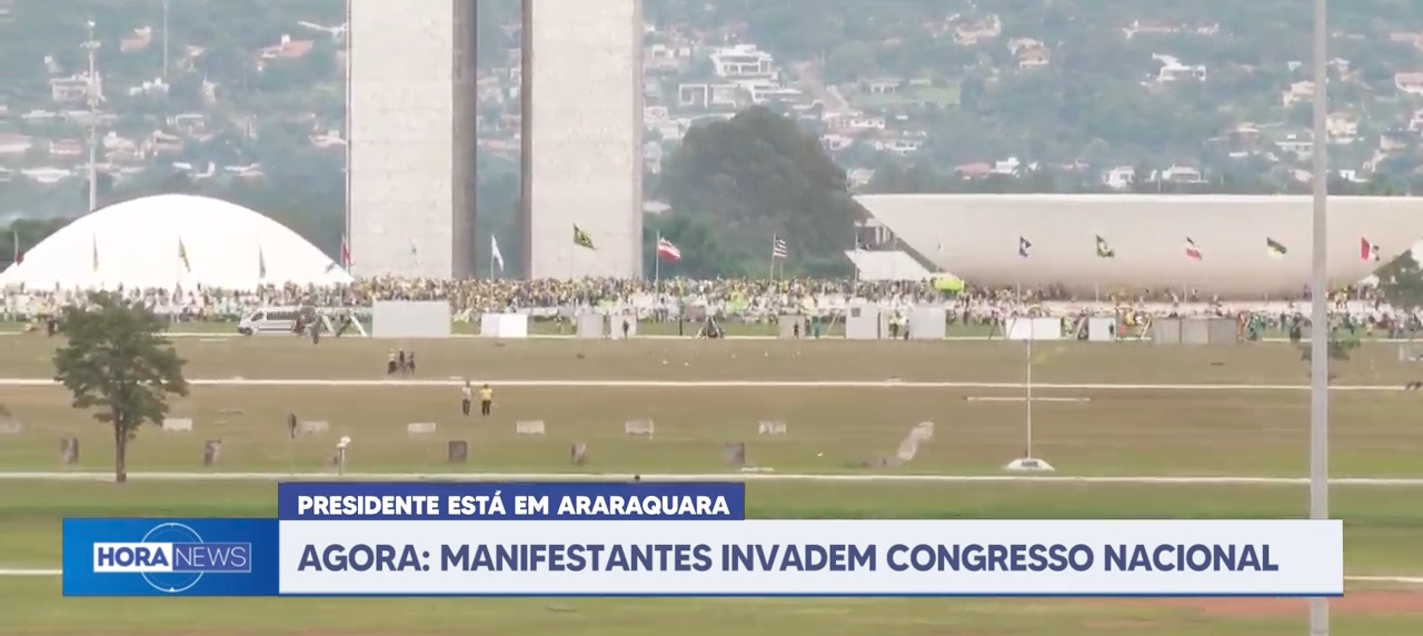 Medios de Brasil transmiten en vivo la toma del Parlamento.