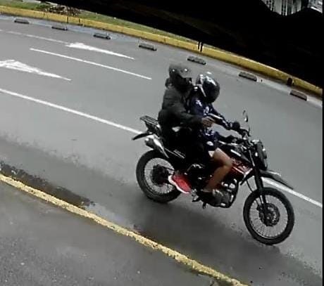 INVOLUCRADOS. Los sujetos huyeron a bordo de una motocicleta después del ataque.