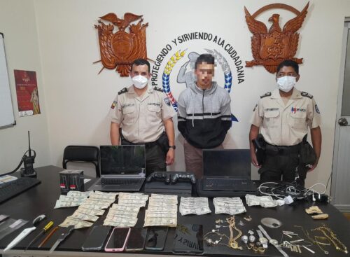 En Baños detienen a un hombre con dinero, cuchillos y más objetos