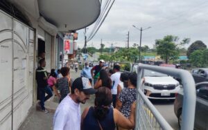 Usuarios denuncian demoras por sistema del CNE