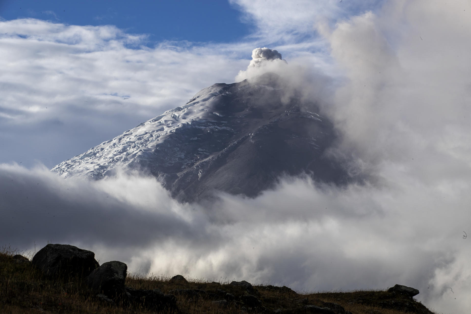 Geofísico detecta brillo en el cráter del volcán Cotopaxi