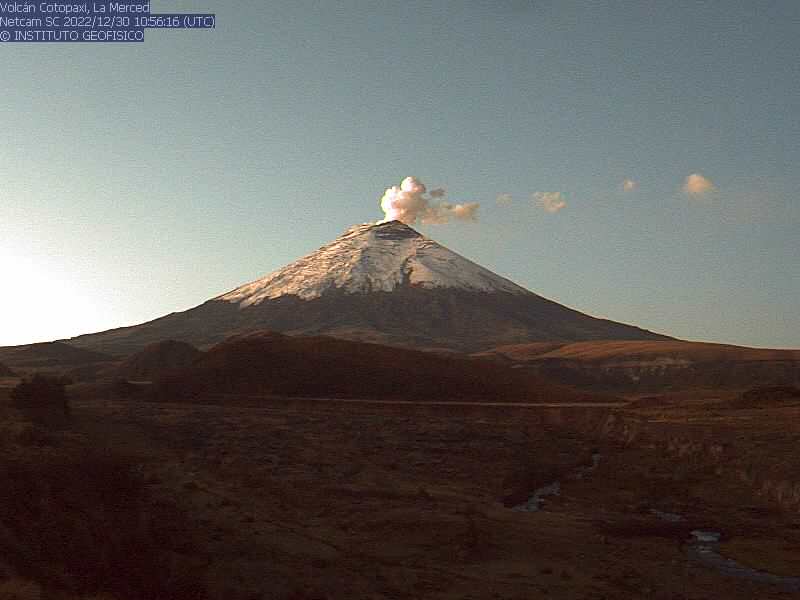 ACTIVIDAD. El Volcán Cotopaxi mantiene una emisión continua de vapor, gas y ceniza.