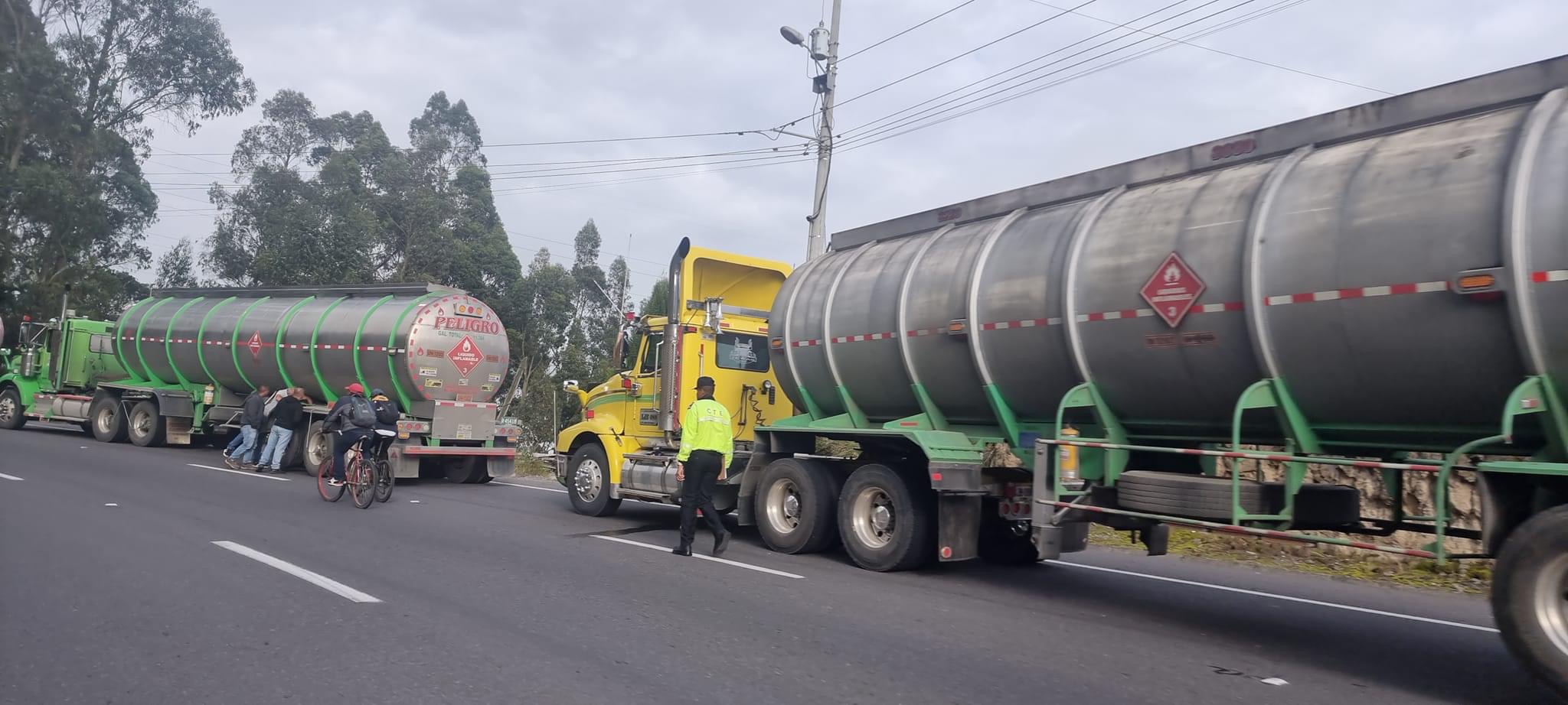 Transporte. Los primeros convoyes colombianos circulando en el corredor humanitario.