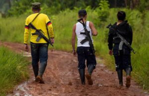 Colombia suspende órdenes de captura de tres disidentes de las FARC