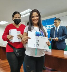 Niñas lojanas recibieron becas económicas para continuar estudiando