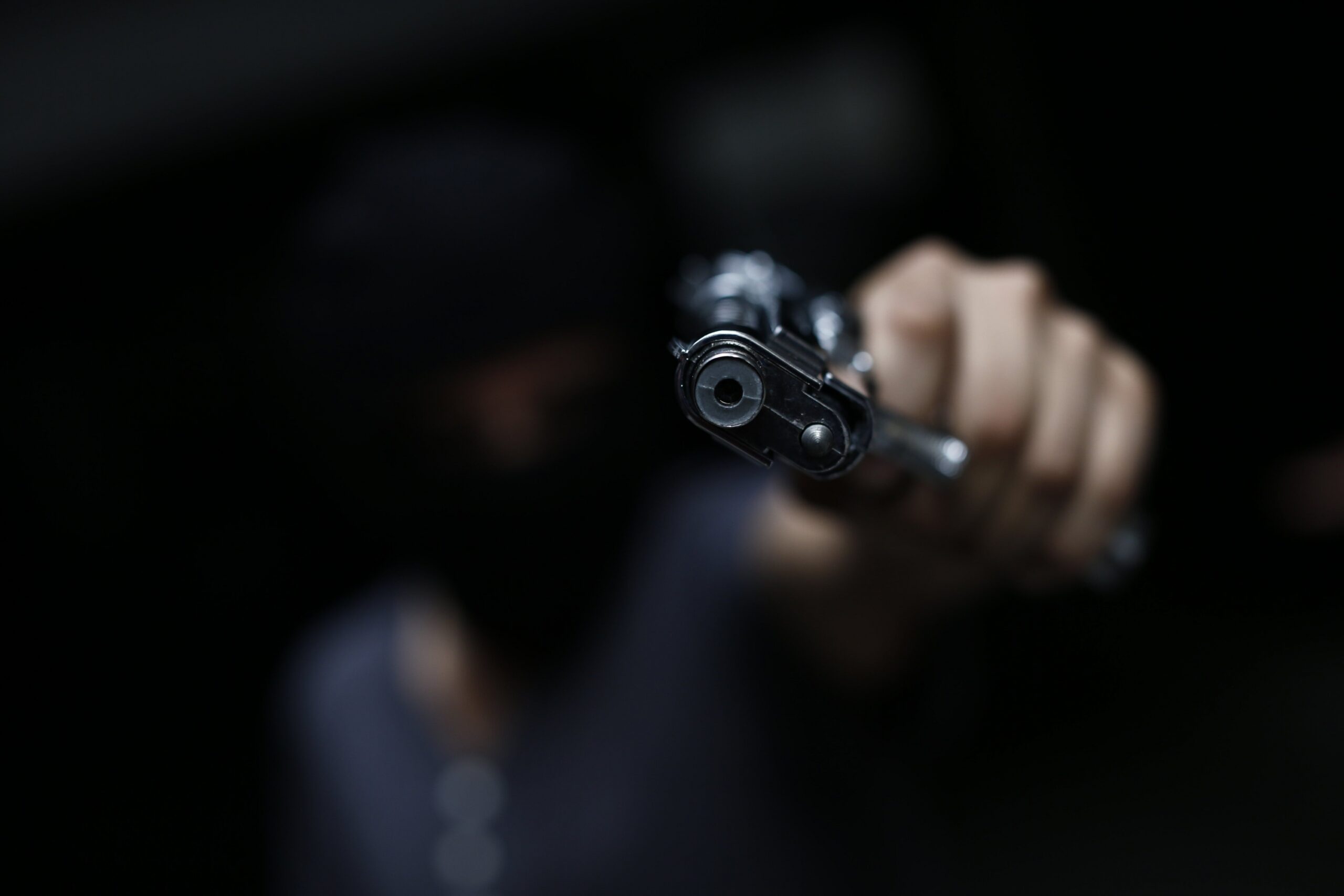 Ladrones armados roban dos departamentos al norte de Ambato