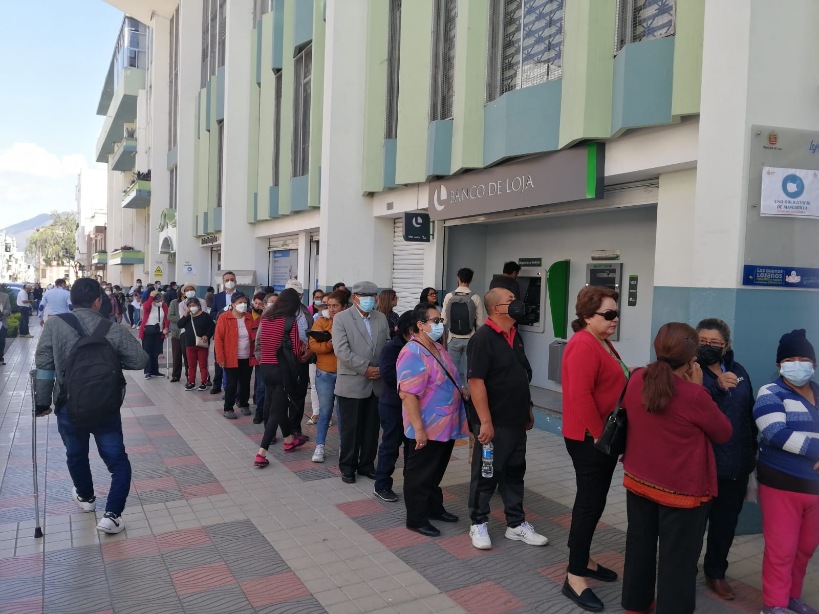 Largas filas en el Municipio por parte de contribuyentes cancelando sus haberes.