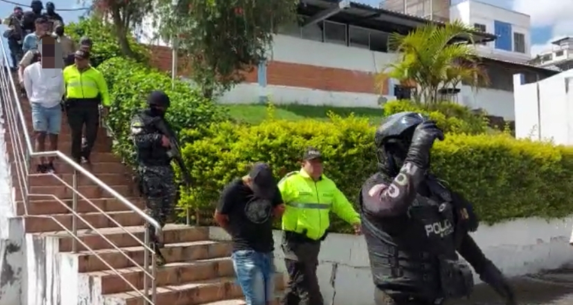Cuatro colombianos y un ecuatoriano detenidos con armas de fuego y droga