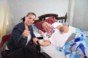 CARIÑO. Los beneficiarios agradecen las ayudas comandadas por Johana Núñez.
