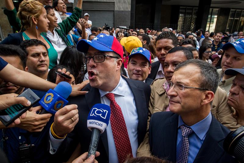 Fiscalía chavista presenta una tercera orden de captura contra el opositor Julio Borges