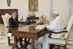 El Presidente Lasso se reunió con el Papa Francisco y le regaló un cuadro hecho por un preso