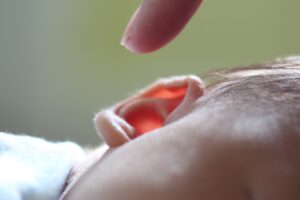 Cómo limpiar los oídos de los niños