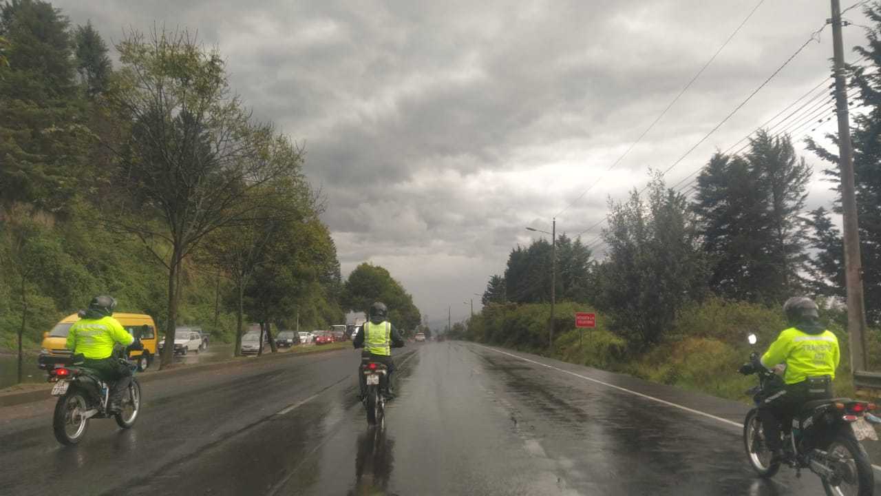 En época de lluvia en la avenida Simón Bolívar se disminuye el máximo de velocidad permitido ¡Pilas con las multas!