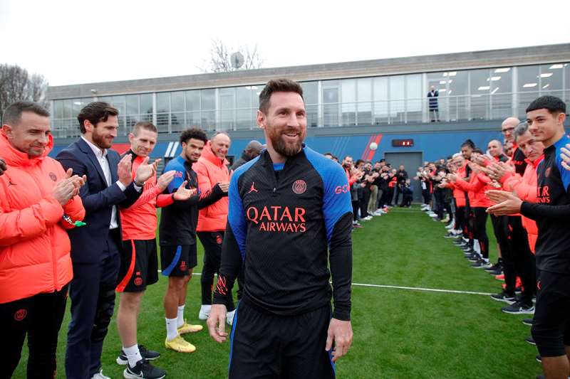 Messi fue recibido en el PSG con honores y aplausos tras ganar el Mundial