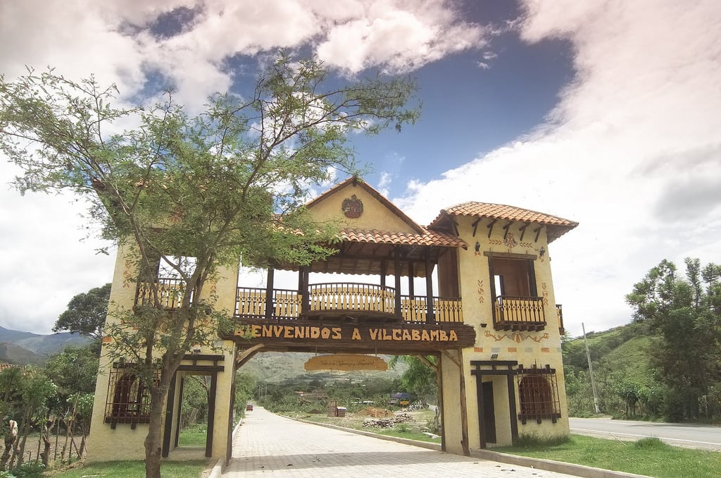 En la parroquia Vilcabamba la UPC reforzó la seguridad con vallas en sus exteriores.