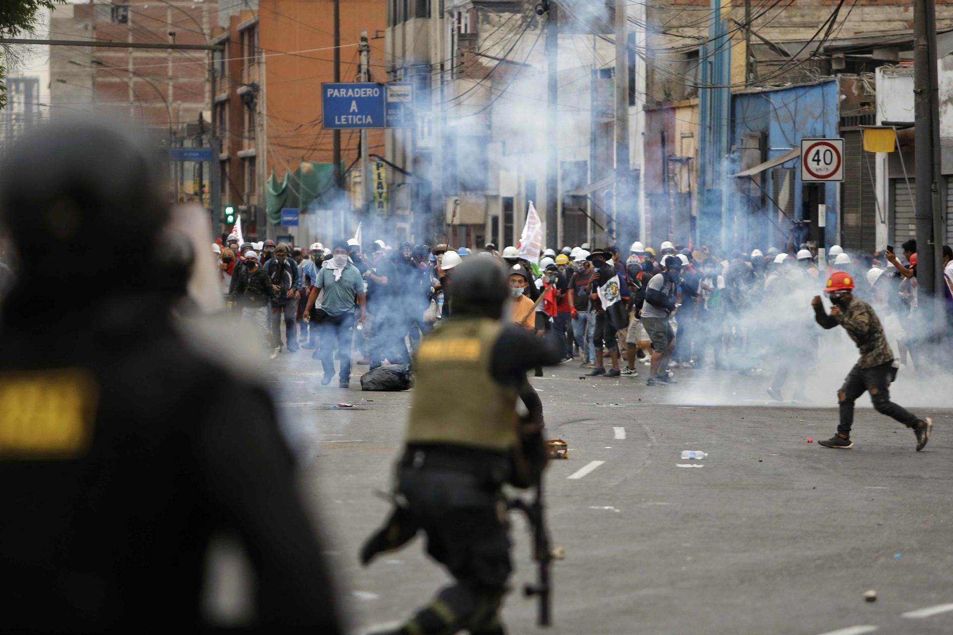 Rechazo. La Policía enfrenta a manifestantes durante una nueva jornada de protestas antigubernamentales, este fin de semana.