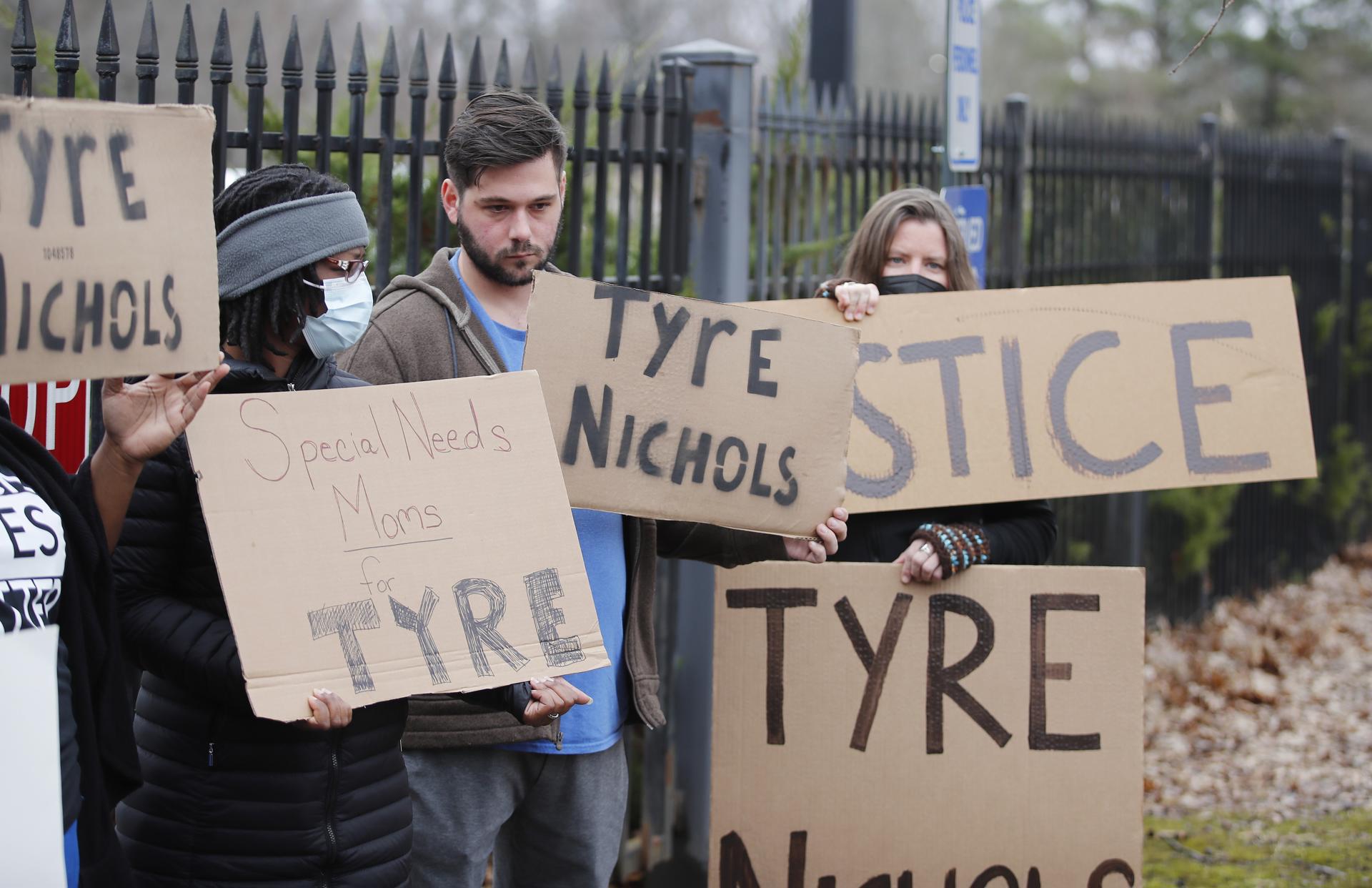 Plantón. Manifestantes sostienen carteles exigiendo justicia por la muerte de Tyre Nichols frente a la estación Ridgeway del Departamento de Policía de Memphis, este 29 de enero de 2023.