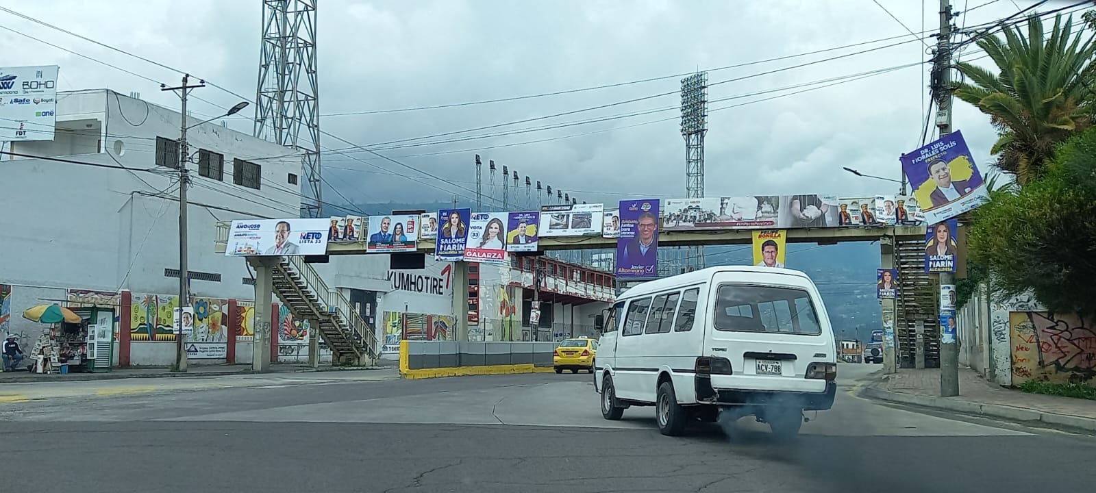 Ambato, ‘empapelado’ con propaganda política