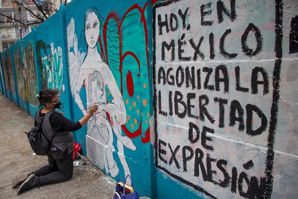 Recordatorio. Artistas pintan un mural en contra de los asesinatos de periodistas en febrero de 2022 en Ciudad de México (México). EFE