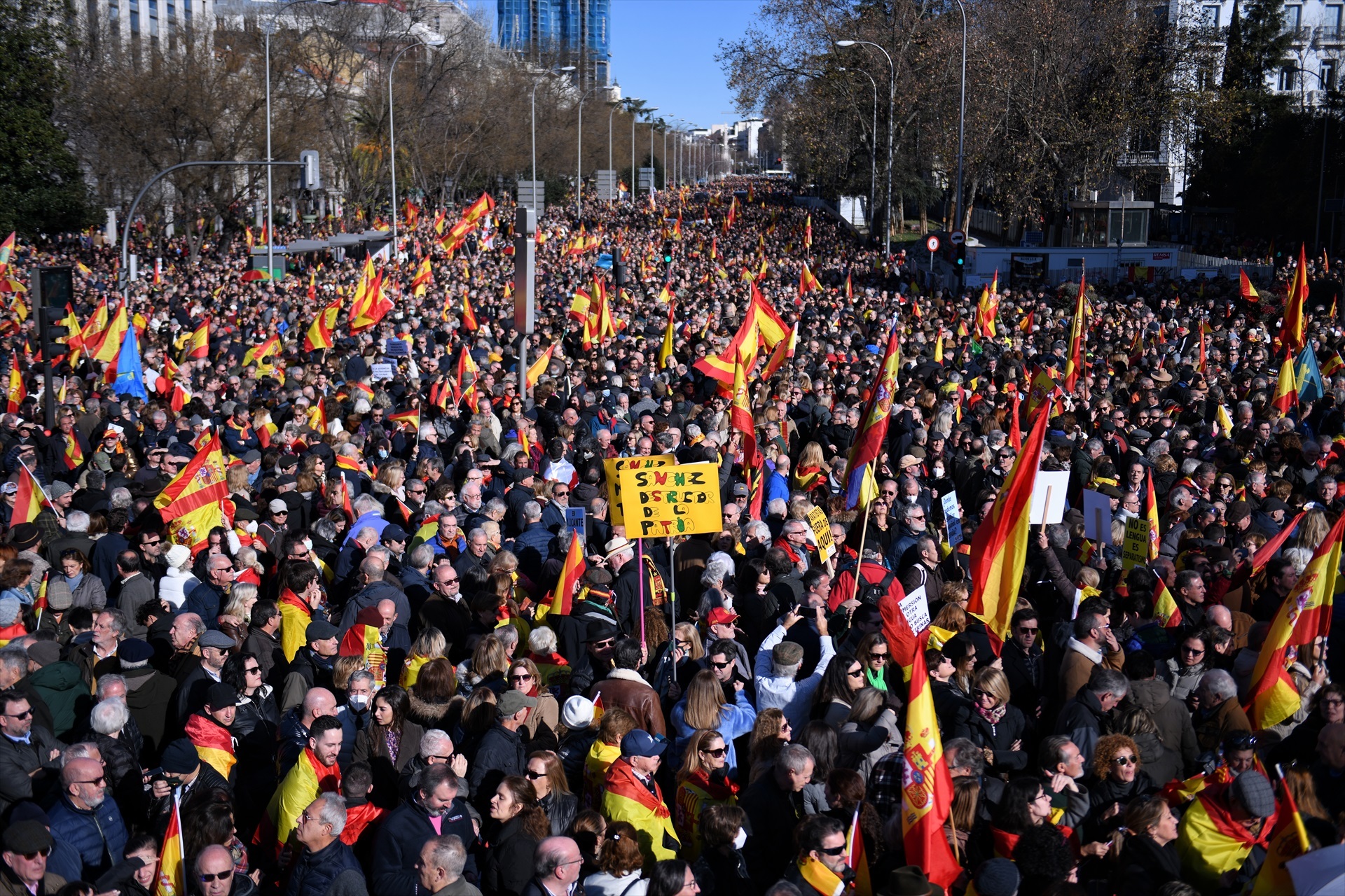 Miles de personas piden en Madrid la salida del Presidente Sánchez