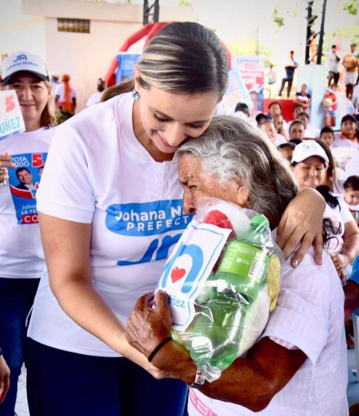 INCENTIVOS. Los candidatos regalan productos en sus recorridos de campaña.