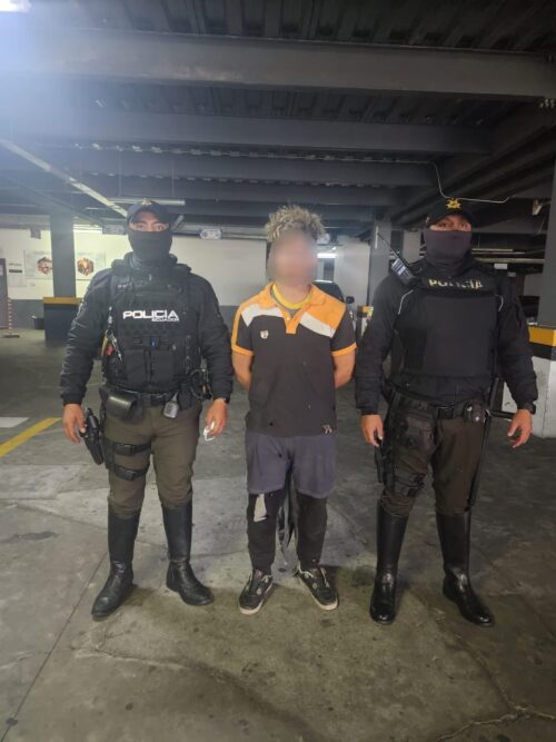 Extranjero entra a robar en un local de belleza con un cuchillo