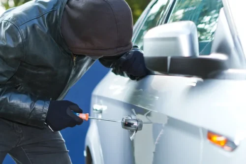 Roban un carro en el centro de Ambato