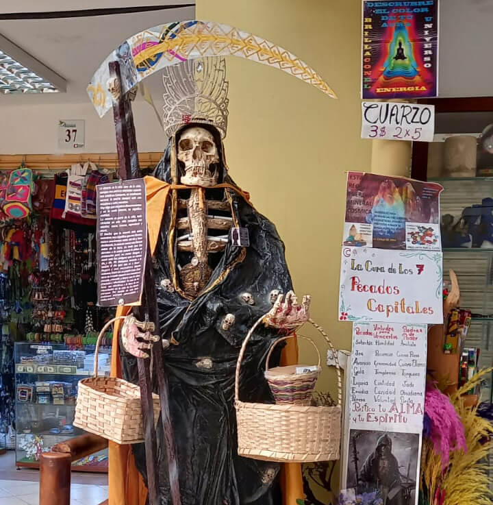 La Santa Muerte está rodeada de ofrendas.