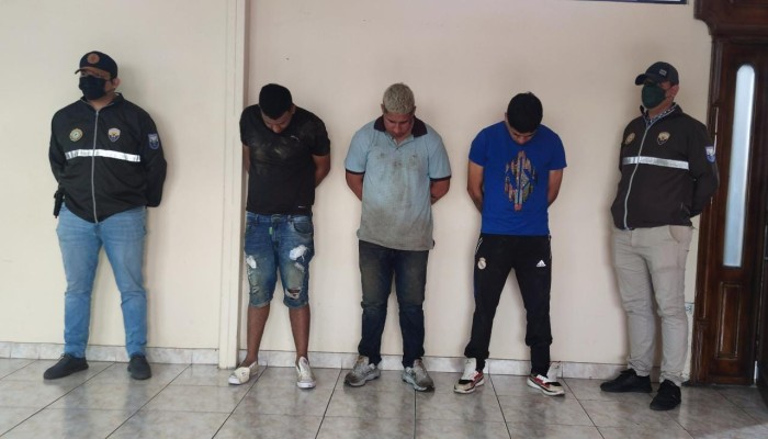 TRASLADO. Personal policial los derivó a la cárcel de Latacunga.