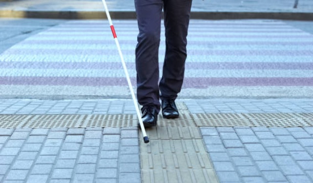 Las personas con discapacidad visual tienen varios problemas al caminar por el cantón.