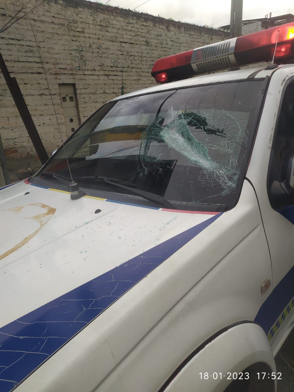 Vendedor informal destrozó parabrisas de carro municipal en Loja