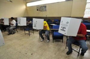El 64% de los ecuatorianos siguen sin decidir por quién votarán en las presidenciales