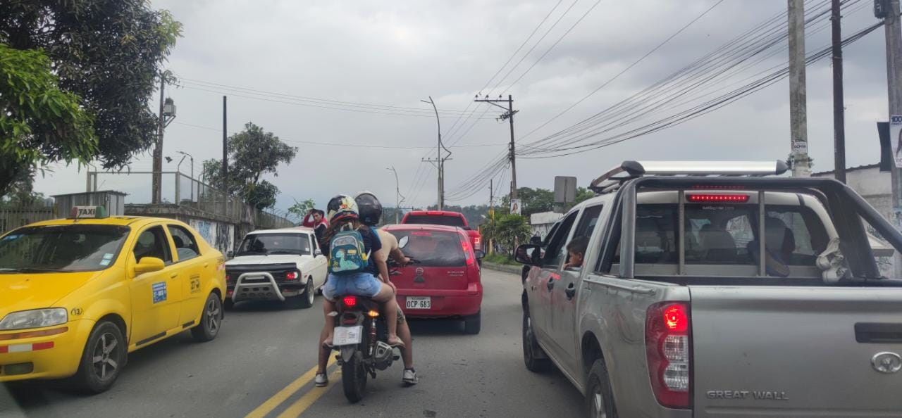 IRRESPONSABILIDAD. Pese al tráfico en los dos lados de la vía, hubo conductores que invadieron carril.