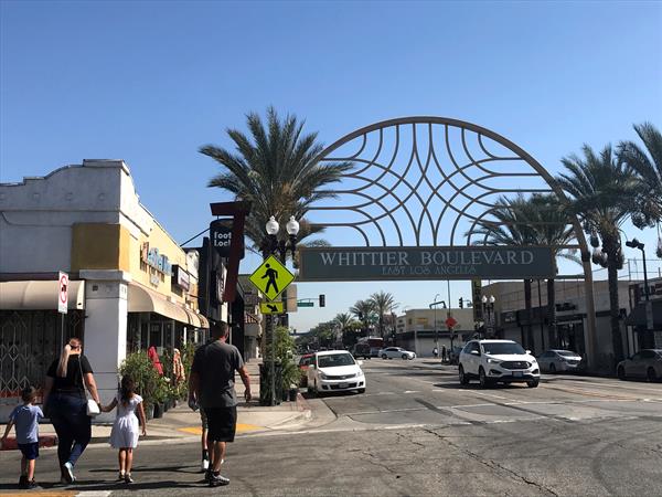 COMUNIDAD. Unas personas caminan en el Bulevar Whittier en el Este de Los Ángeles, el barrio icónico de los mexicoamericanos en el sur de California.