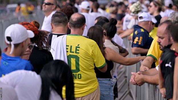 FERVOR. Miles de seguidores del fallecido ex jugador llegaron para despedir al rey del fútbol