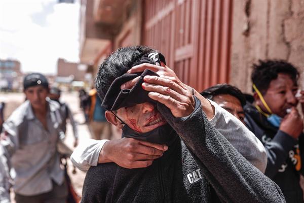 Represión. 48 personas han muerto y cientos de manifestantes han resultado heridos tras enfrentamientos con la policía, en Perú. EFE
