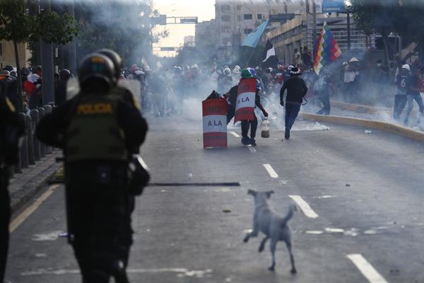 Descontento. Manifestantes y policías se enfrentaron ayer una nueva protesta antigubernamental en Lima.. EFE