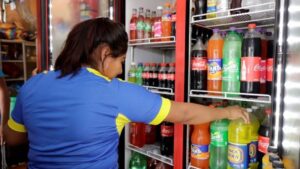 El Impuesto a los Consumos Especiales sube para cigarrillos, alcohol, bebidas azucaradas y fundas plásticas