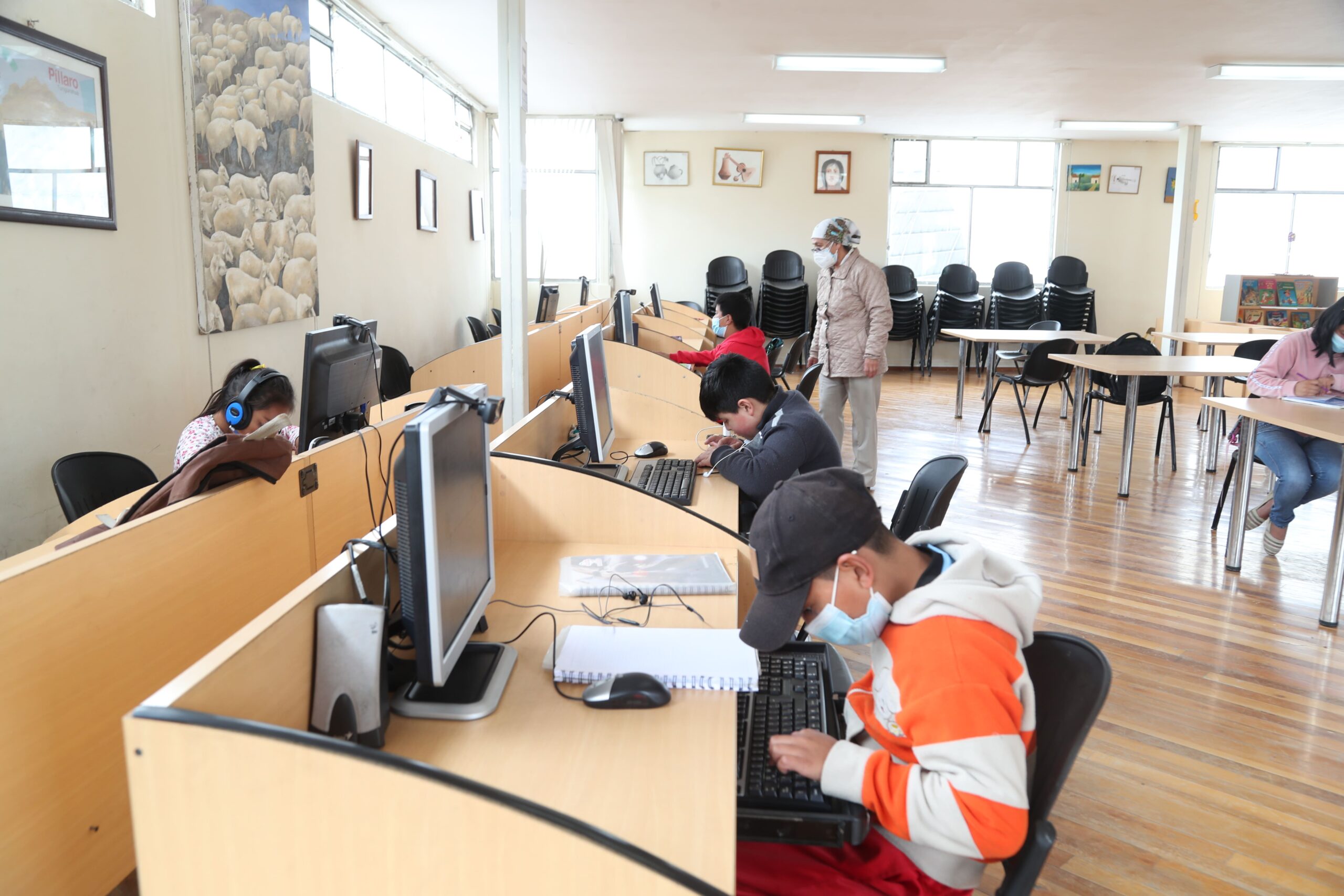 Internet gratis para estudiantes en la biblioteca de Píllaro